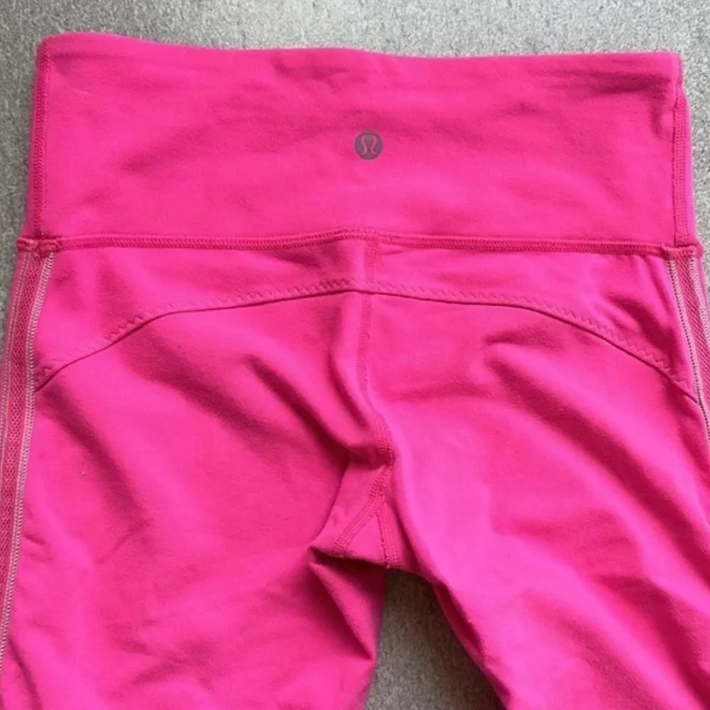 Lululemon hot pink cropped leggings with mesh side stripe and rouching-